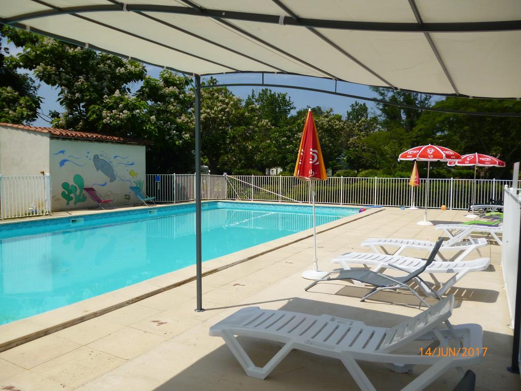 Camping Le Mouliat Hotel Moncrabeau Buitenkant foto