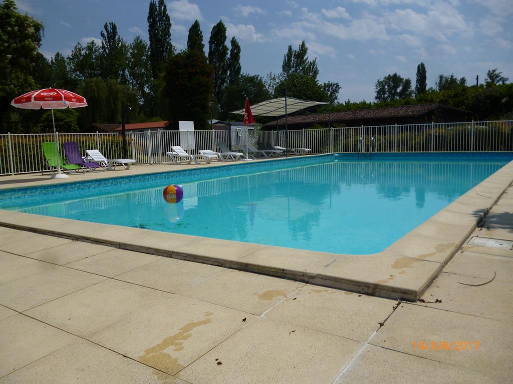 Camping Le Mouliat Hotel Moncrabeau Buitenkant foto