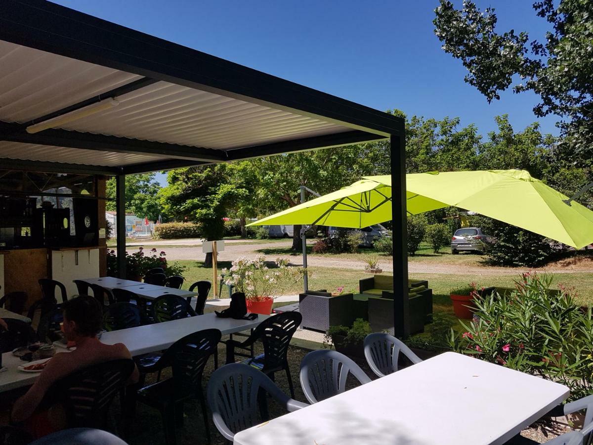 Camping Le Mouliat Hotel Moncrabeau Buitenkant foto