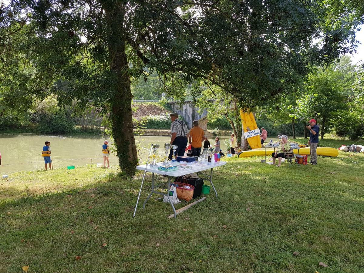 Camping Le Mouliat Hotel Moncrabeau Buitenkant foto